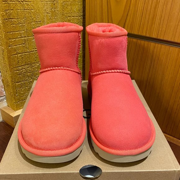 UGG W's Classic Mini II Hibiscus Pink size:7 NEW IN BOX/slight fade in R boot* - Picture 2 of 8